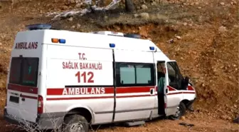 Kelkit'te Görevden Dönen Ambulans Kaza Yaptı: 2 Yaralı