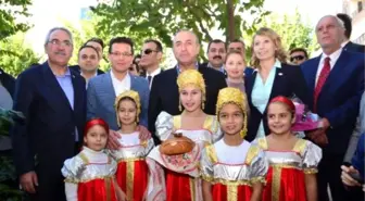 Antalya'daki Ruslar, Çavuşoğlu'na Hürrem Sultan Tablosu Hediye Etti