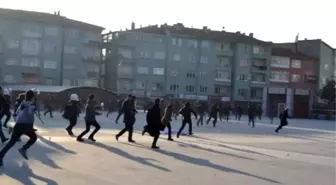 Uludere Olaylarını Protesto Eden Hdp'lilere Taşlı Saldırı