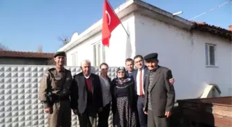 Çan Kaymakamı Kakillioğlu Şehit Ailelerine Bayrak Hediye Etti