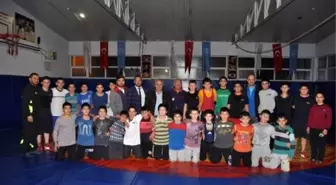 Güreş Ağasından Pehlivanlara Tatlı İkramı