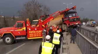 Otomobille Çarpışan Kamyon Köprü Korkuluğunda Asılı Kaldı