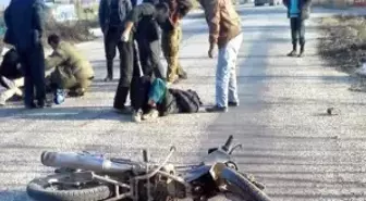 Motosikletle Kamyon Çarpıştı! Baba Çocuğuyla Kamyonun Altında Kaldı