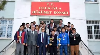 Ulukışla Mesleki ve Teknik Anadolu Lisesi Güreşte 20 Madalya Aldı