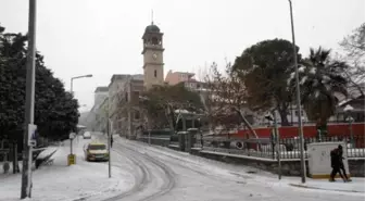 Balıkesir'de Kar Kırsal Kesimdeki 136 Mahallenin Yolunu Ulaşıma Kapattı