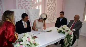 Nikah Odasının Açılışını Yapan Vali Şentürk İlk Nikahın da Şahidi Oldu