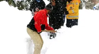 Rize'de Yolu Kardan Kapanan Hastaya Off-Road Ekipleri Ulaştı