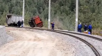 Yük Treninin 4 Vagonunun Raydan Çıkması Seferleri Aksattı