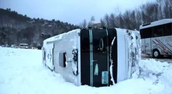 Zonguldak'ta Midibüs Devrildi: 4 Yaralı