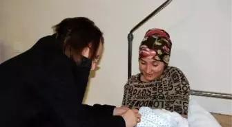 Yeni Yıl Bebeklerine Altın, Annelere Çiçek