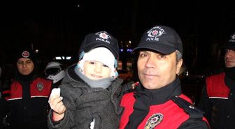 Yeni Yıla Çok Sevdiği Polis Amcalarıyla Girdi