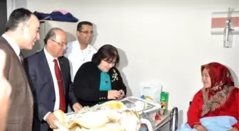 Yeni Yılın İlk Bebeklerine Vali ve Başkan'dan Altın