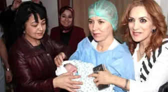 Yılın İlk Bebeğine Belediye Başkanından Altın