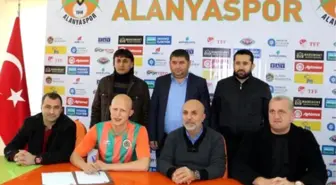 Multigroup Alanyaspor Sezer Özmen'i Transfer Etti