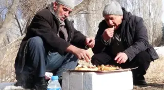 İhtiyar Balıkçılar Kar Üstünde Mangal Yapıp Güreş Tuttu