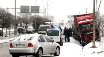 Gaziantep'te Tır'la Kamyonet Çarpıştı: 3 Yaralı