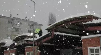 Kar Kürerken Çatıdan Düştü