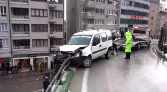 Bursa Ambulansa Yol Vermek İsterken Üstgeçitte Böyle Asılı Kaldı