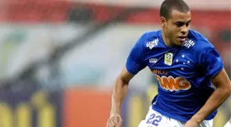 Galatasaray, Cruzeiro'nun Sağ Bek Oyuncusu Mayke'yi Transfer Ediyor