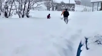 Tekrar) Yol Kapanınca Öğrencilerini Kucağında Taşıyor