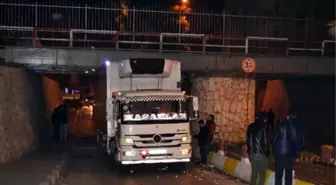 Her Şeyi Denedi Ama Kamyonu Sıkıştığı Yerden Çıkaramadı