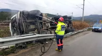 Devrilen Süt Tankerinin Sürücüsü Yaralandı