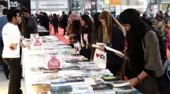 Kitap Fuarında Genç Yazarlara Yoğun İlgi