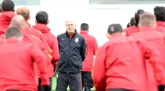 Mustafa Denizli, Gönderilecekler Listesini Belirledi