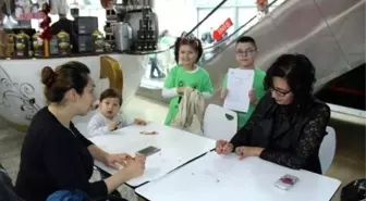 Öğrenciler Çevre Bilincini Yaymak İçin Bez Torba Dağıttı