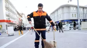 Temizlik İşçisinden Örnek Hareket