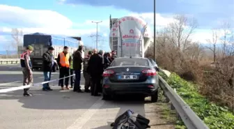 Emniyet Şeridinde Duran Tır'a Çarpan Otomobilin Sürücüsü Öldü