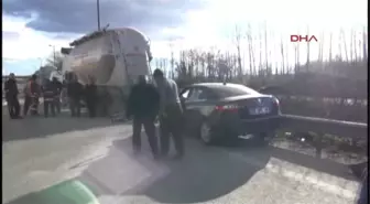 Sakarya - Emniyet Şeridinde Duran Tır'a Çarpan Otomobilin Sürücüsü Öldü