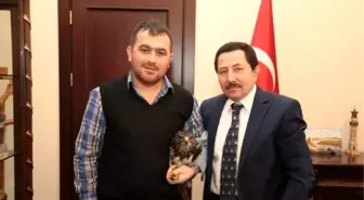 Yolda Bulduğu Yaralı Şahini Valiye Getirdi