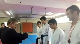 Bilecik'te Lise ve Ortaokullar Arası Karate Şampiyonası Yapıldı