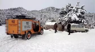 Burdur'da Karda Mahsur Kalan Çobanlara Yardım