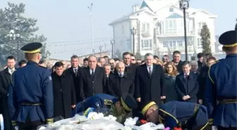 Kosova İlk Cumhurbaşkanı Rugova'yı Mezarı Başında Andı