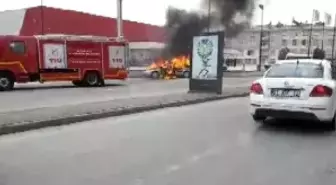 Sınav Saatini Beklerken Park Halindeki Otomobili Alev Alev Yandı