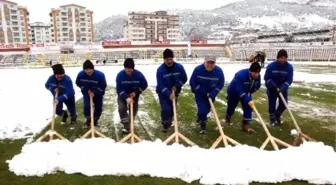 Tokat Gaziosmanpaşa Stadyumu'nda Kar Temizliği