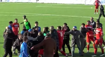 Amatör Maçta Saha Karıştı, 1 Futbolcu Yaralandı