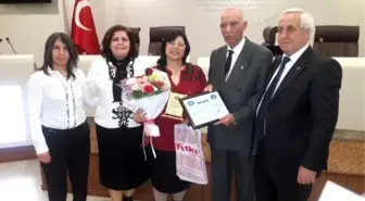 Porsuk Şiir Akşamları'nda Plaket ve Onur Ödülleri Verildi