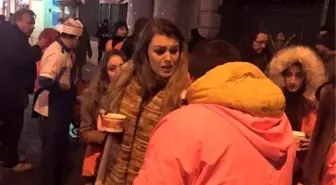 Zonguldaklı Öğretim Üyesi Evsizlere Çorba Dağıttı