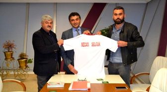 Başkan Selçuk'a Forma Hediye Edildi