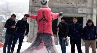 Gümüşhane'de İş Yapamayan Esnaf Kardan Adam Yapıyor