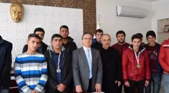 Şampiyon Güreşçiler, Başkan Kazgan'ı Ziyaret Etti