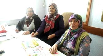 Yaşlı Kadınlar Okuma Yazma Öğreniyor