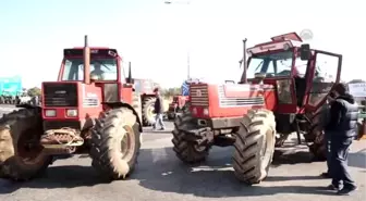 Eylem Yapan Çiftçiler Yolu Trafiğe Kapattı