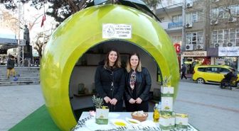 Burhaniye'de Zeytin Görünümlü Stant İçinde Zeytinyağı Tanıtımı