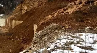 Giresun'da Heyelan Yol Kapattı