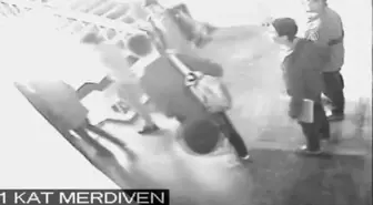 Merdivenlerden Kaymak İsteyen Lise Öğrencisi Merdiven Boşluğuna Düştü