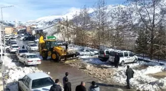 Çelikhan Belediyesi Kar Temizliyor